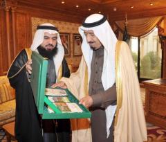 صاحب السمو الملكي الأمير سلمان بن عبدالعزيز وزير الدفاع مستقبلا الأمين العام للهيئة